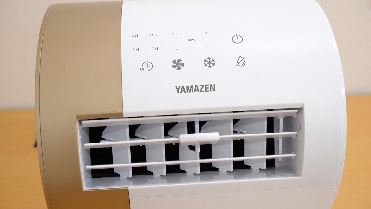 コンパクトで卓上にも置けて周囲温度－7℃の冷風を浴びられる山善の