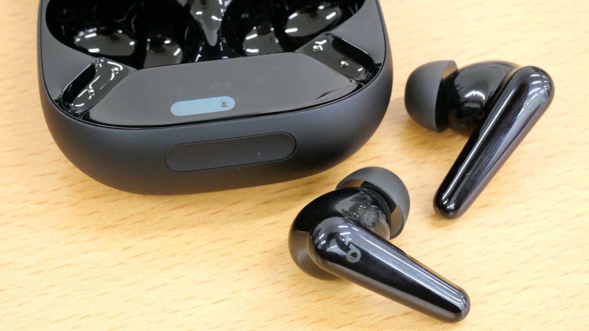 充電ケースにタッチバーを搭載し調整可能＆超強力なノイズキャンセ