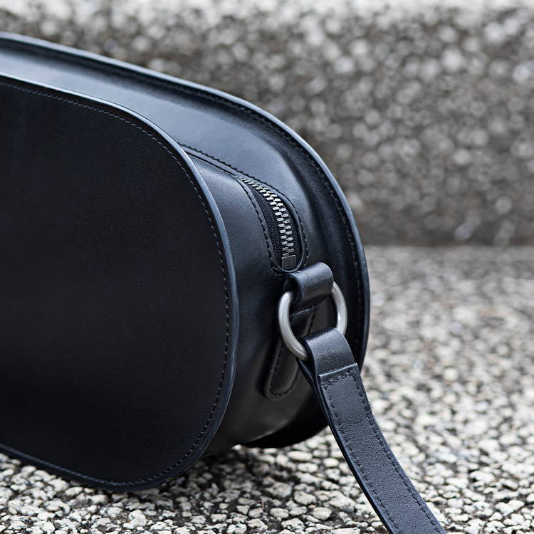 スタッフ愛用品 ブラックヌメ オーバルショルダー – 土屋鞄製造所