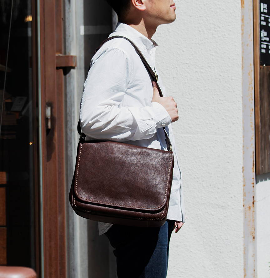 トーンオイルヌメ」で選ぶ、大人の休日ショルダー。 – 土屋鞄製造所