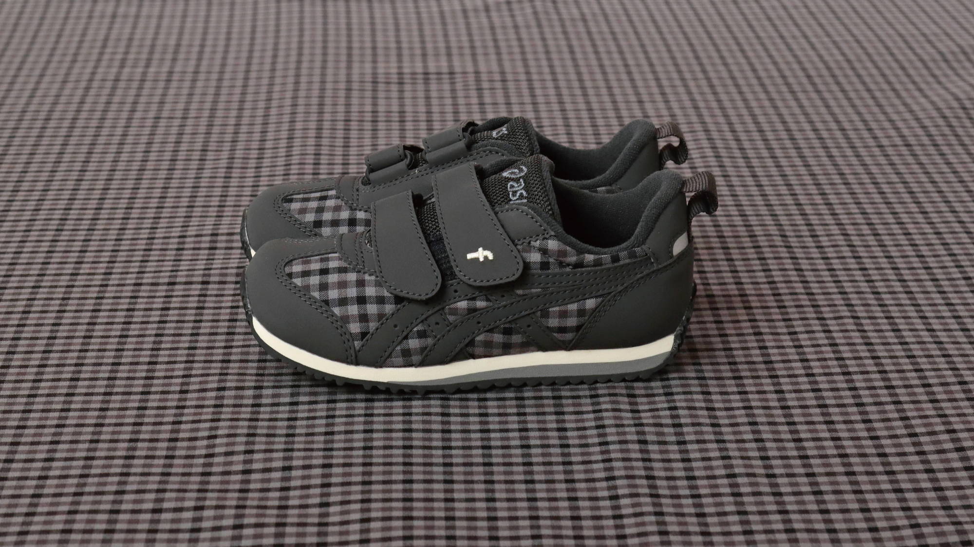 神戸発祥のブランド「アシックス」とのコラボアイテムに モノトーン