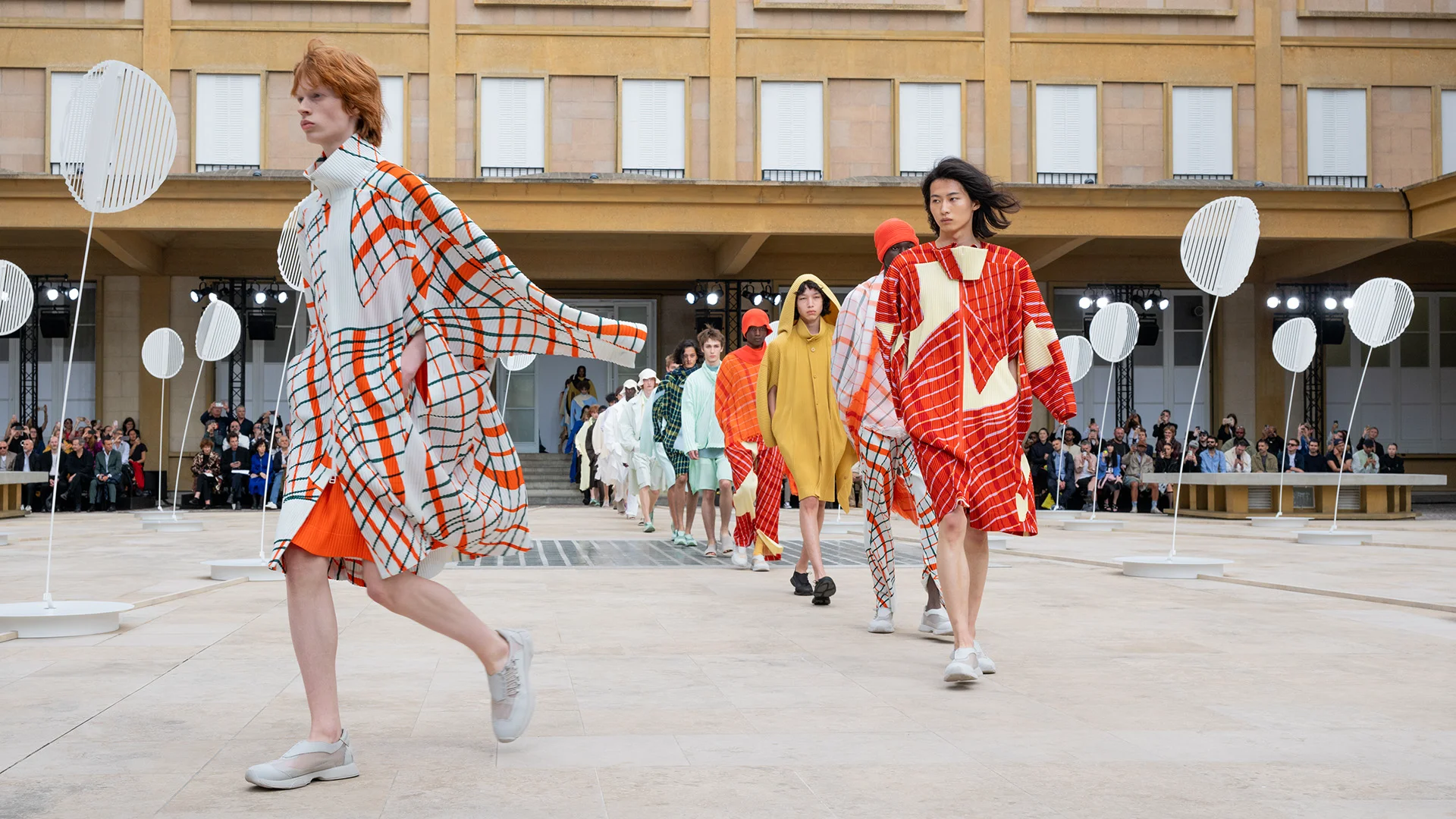 SPRING SUMMER 2025 COLLECTION – isseymiyake.com