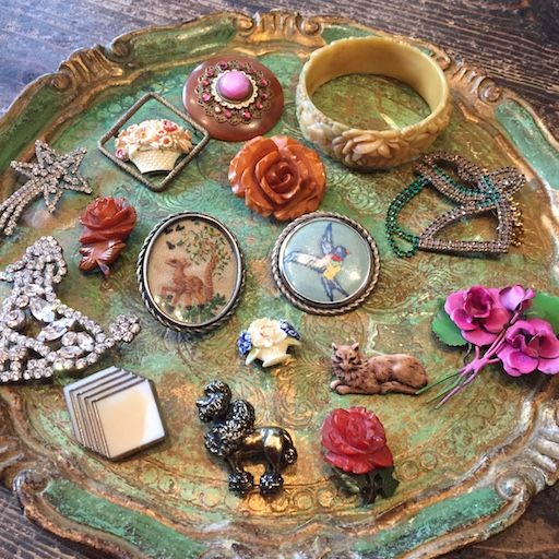 ヴィンテージブローチと雑貨に出会う全国蚤の市巡り – ブローチに恋して