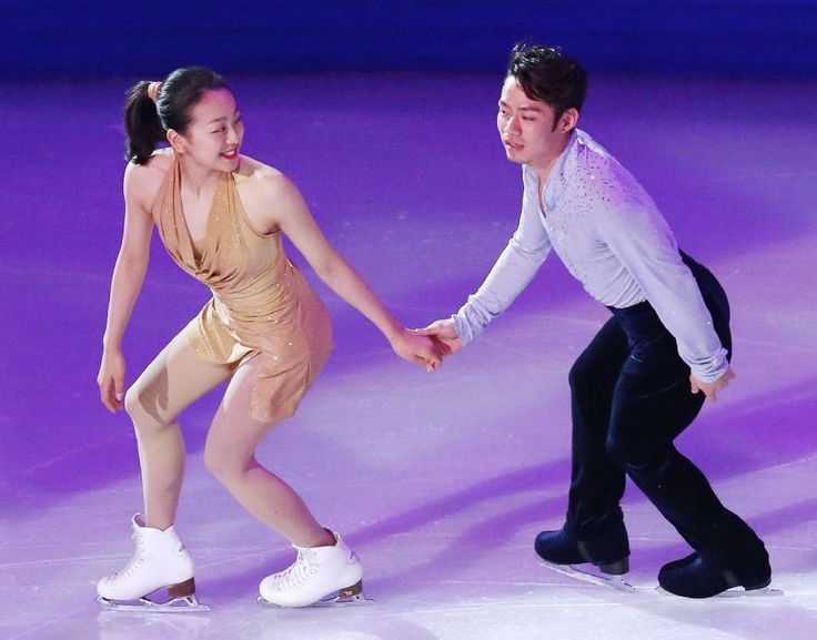 2月、ソチ五輪のエキシビションで手をつなぐ浅田真央（左）と高橋大輔