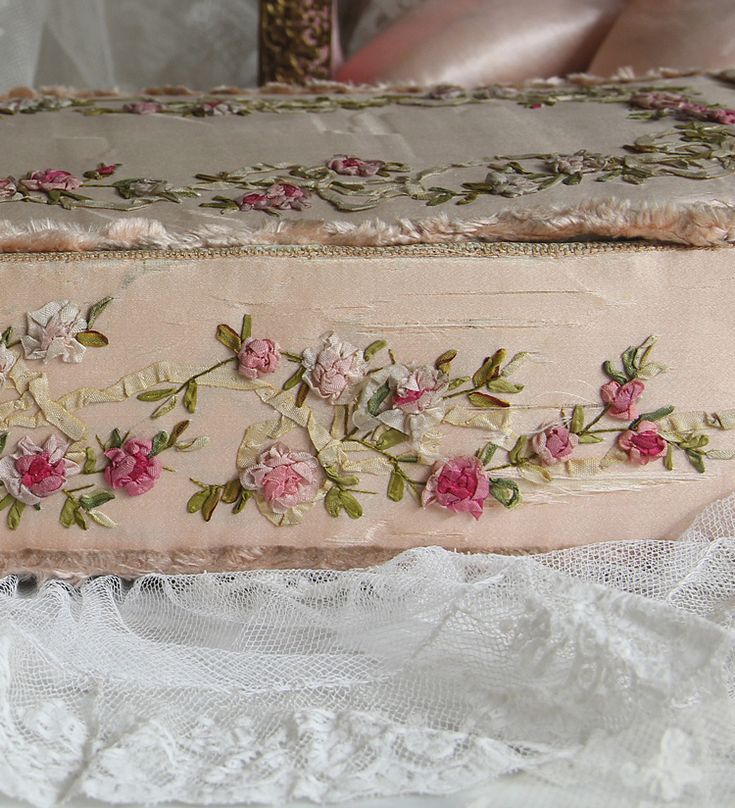 希少リボンワークの大判シルクボックス