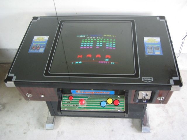 ゲームセンターの筐体（インベーダー） 昭和レトロアーケード筐体