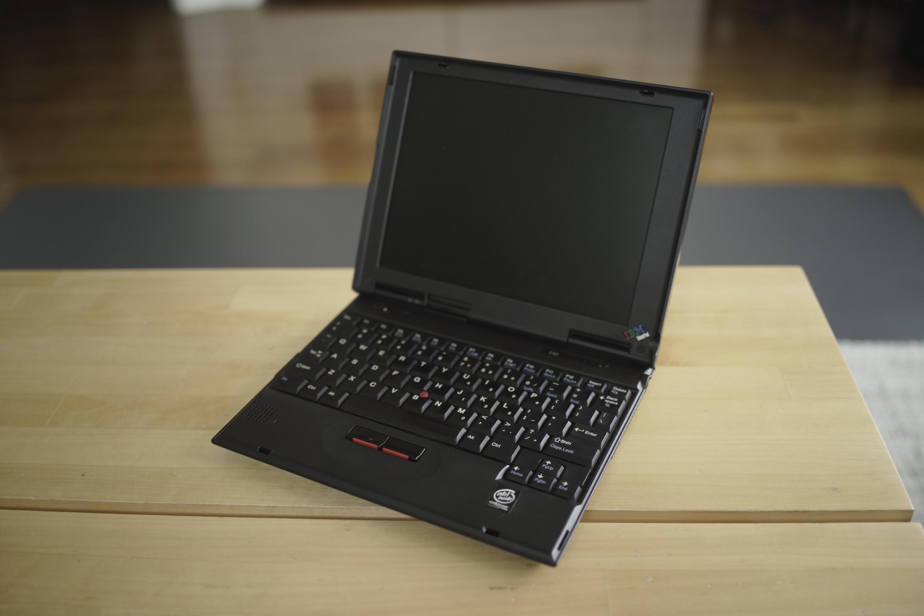 俺の小さな友達に挨拶してくれ (Thinkpad 240) : r/thinkpad