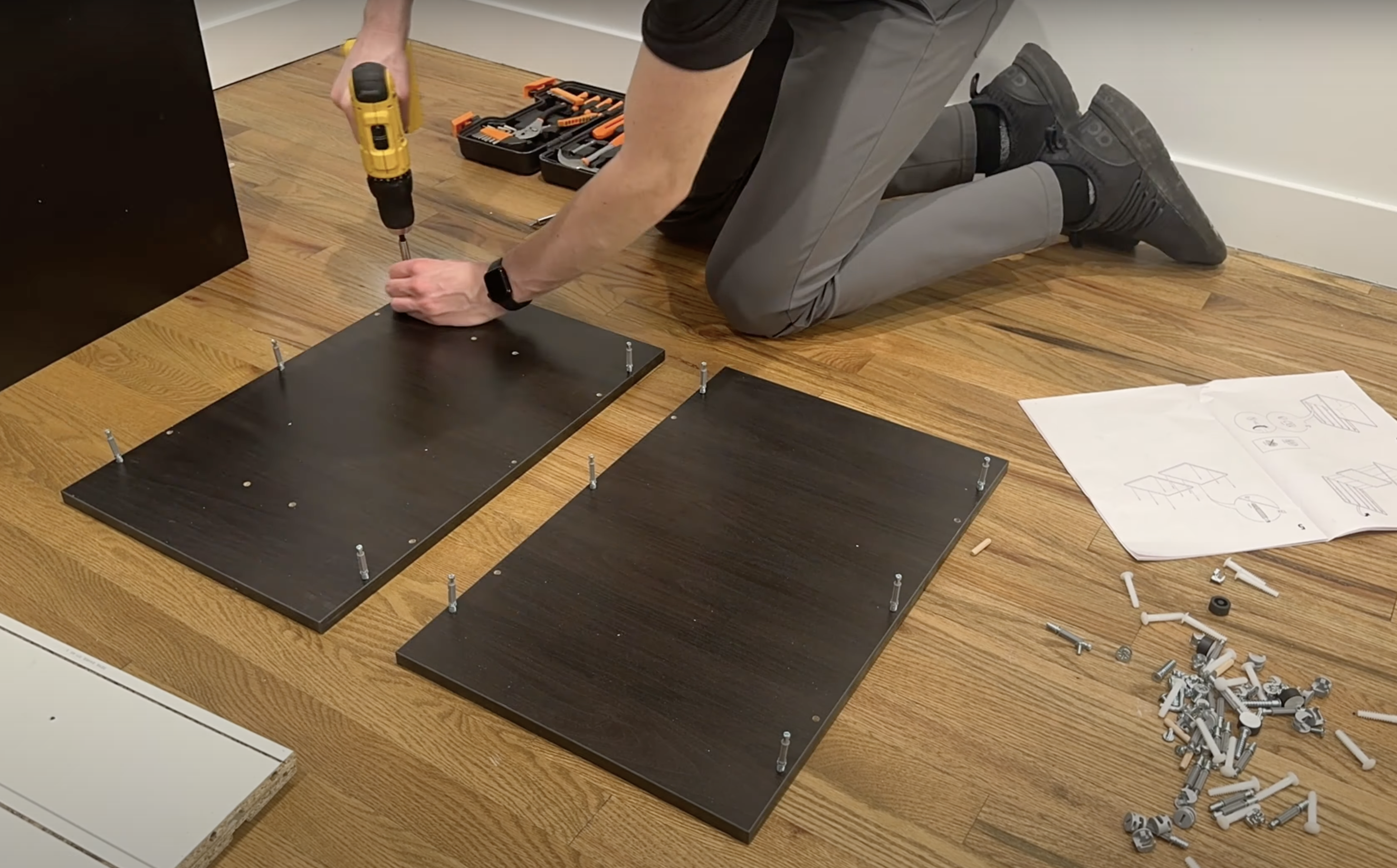 KARLBYの天板とALEXの引き出しを使って、IKEAのデスクを作ったんだ