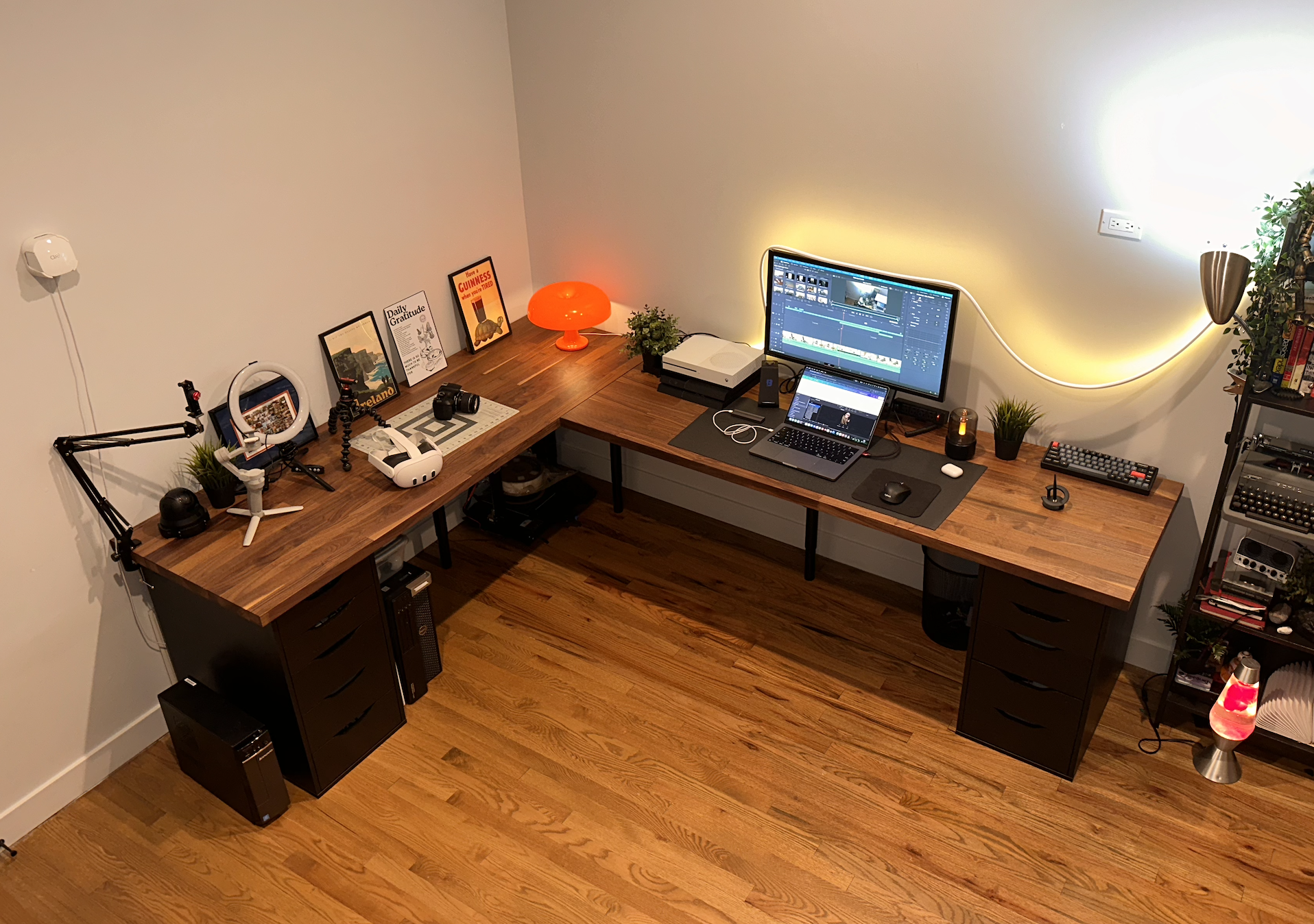 KARLBYの天板とALEXの引き出しを使って、IKEAのデスクを作ったんだ