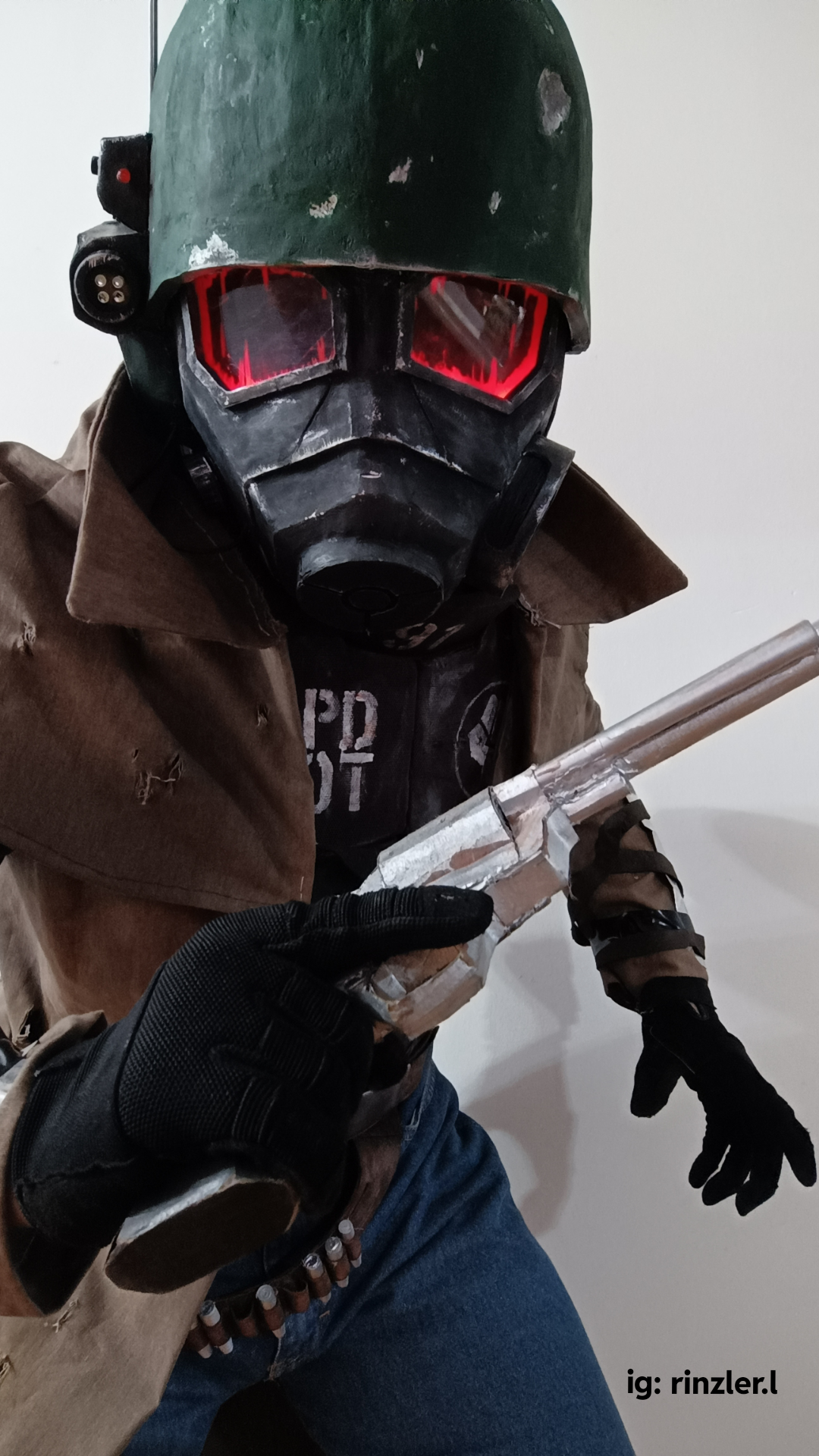 段ボールで作ったニューベガス・ベテランレンジャーのコスプレだよ : r