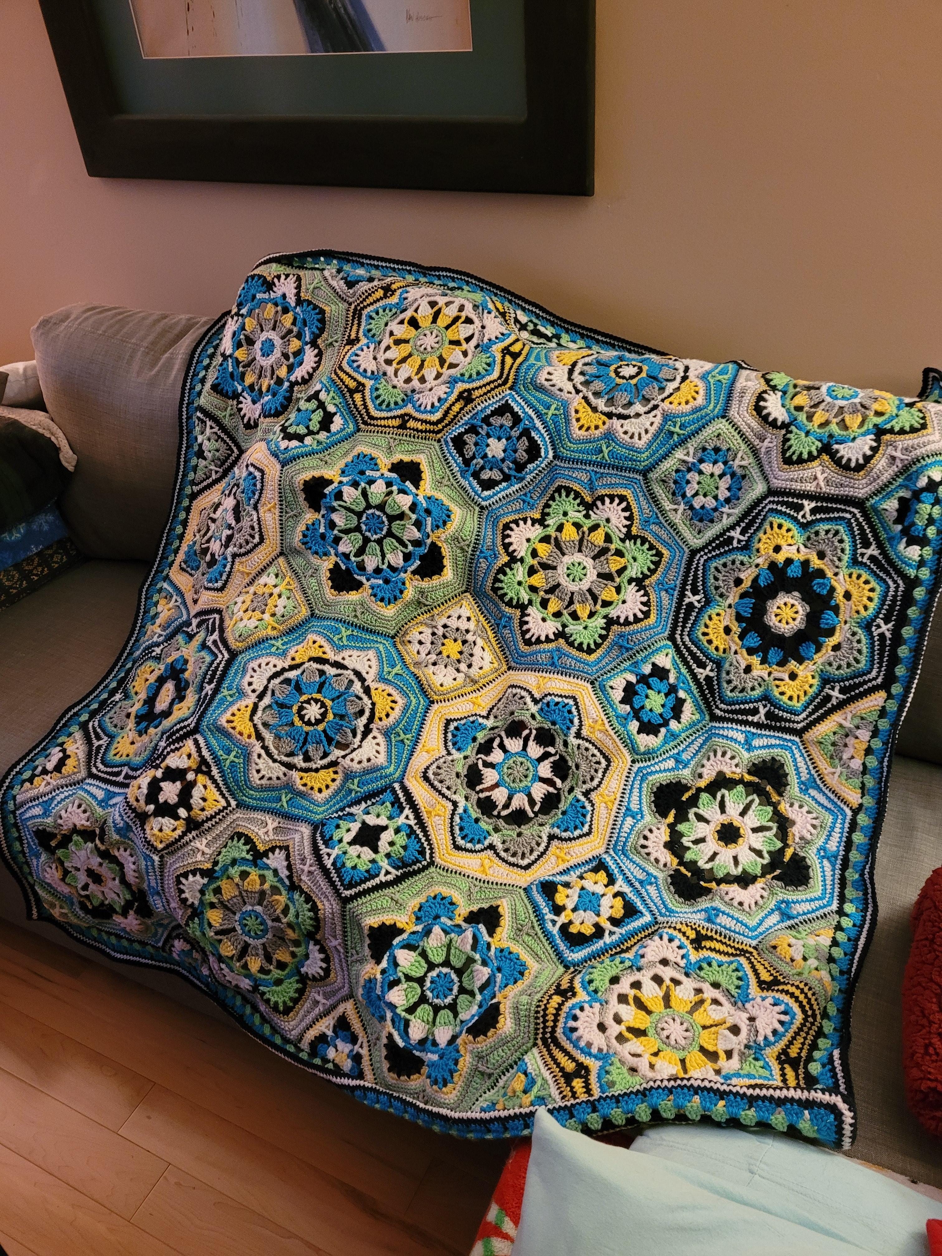 ペルシャタイルブランケット完成！ : r/crochet