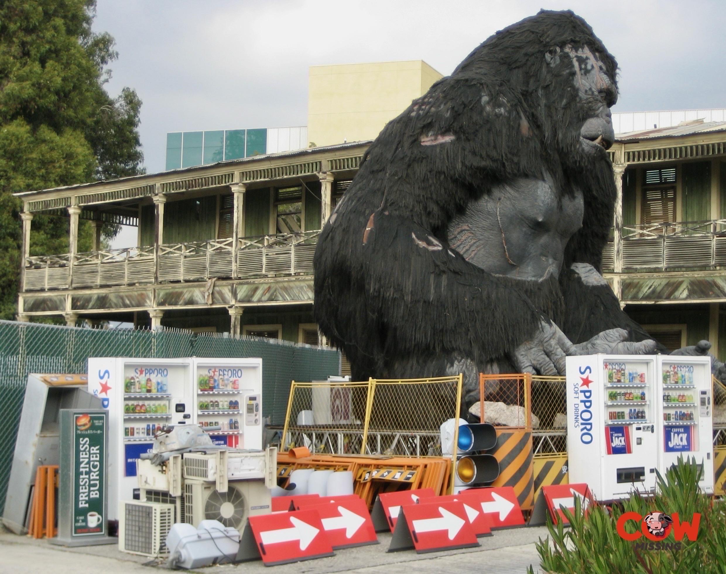 ユニバーサル・スタジオ・ロットでの小道具保管庫—キングコングの姿も