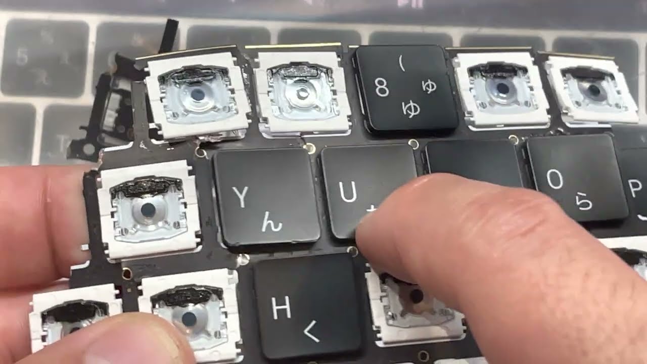 MacBook Pro 2017/2018 キーボードスィッチ押しボタン8,800円修理