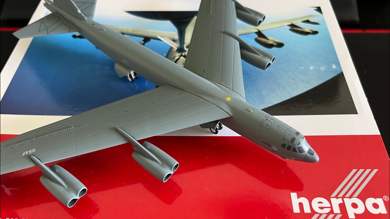 Herpa B-52G 1:200 Unboxing - YouTube