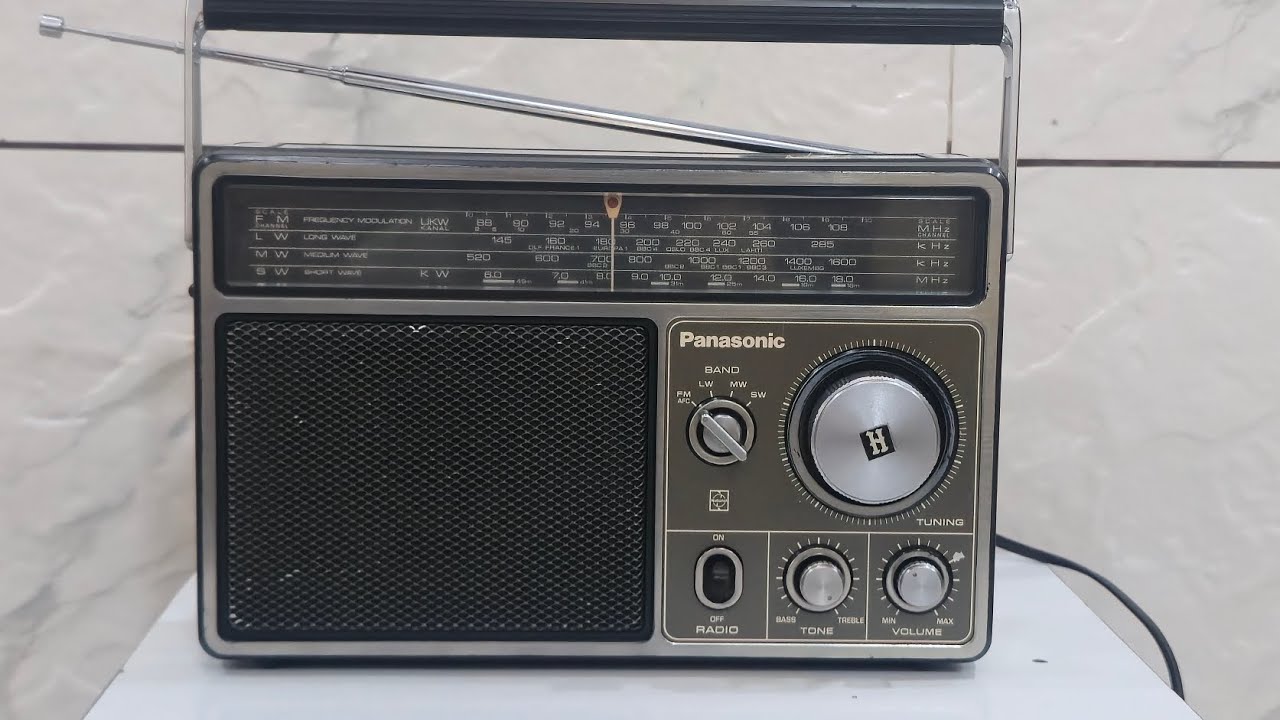 Vintage Panasonic RF1105DLBE Portable Transistor Radio 4 Band FM