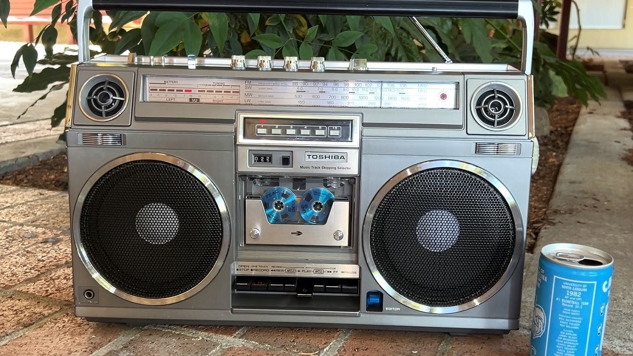 Toshiba RT-8900S BomBeat 12 vintage boombox from 1980 - YouTube