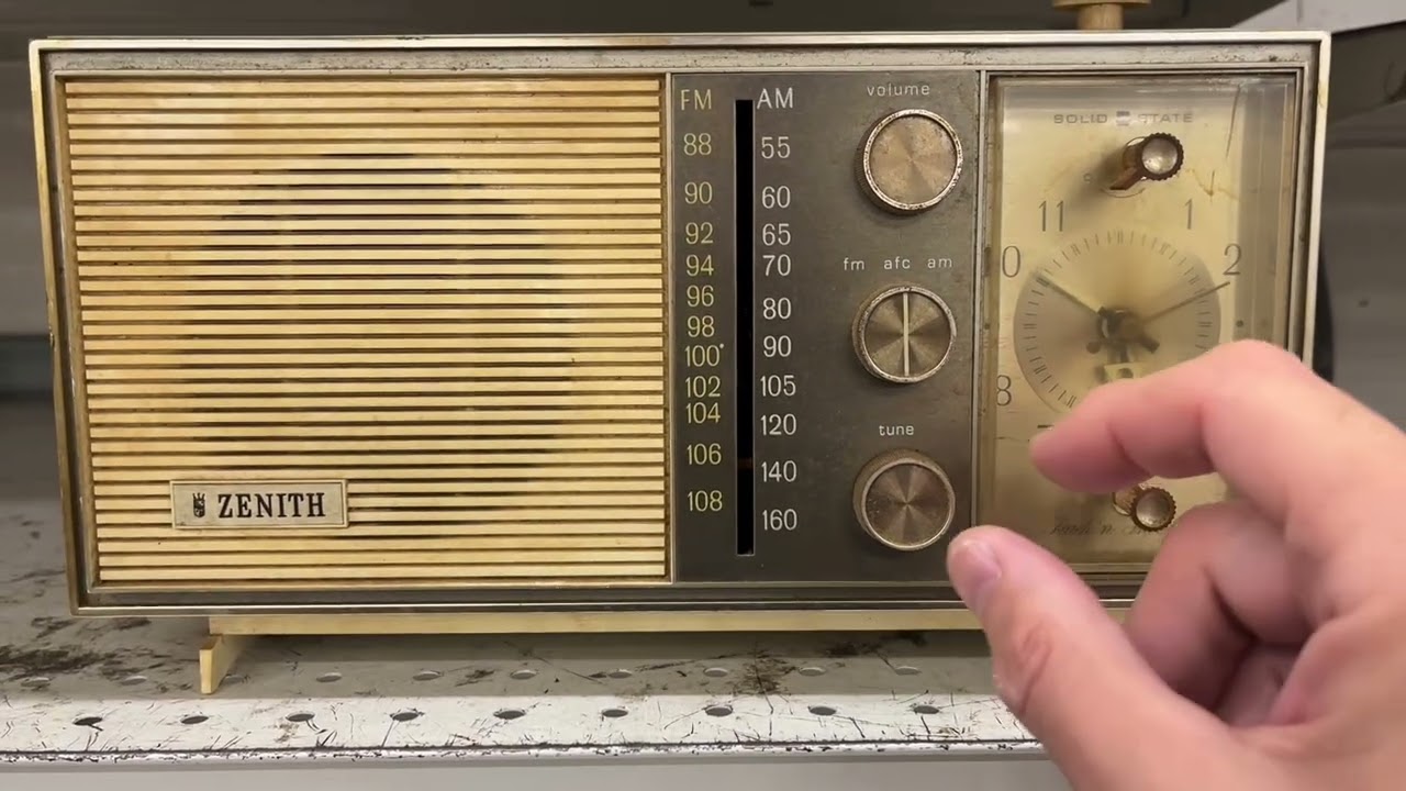 Zenith Z468W Solid State AM FM Clock Radio From 1969 : r/VintageRadios