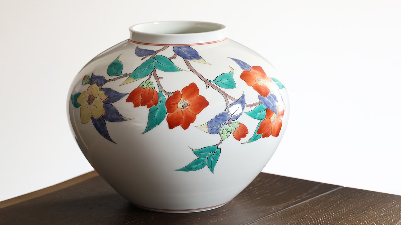 濁手椿文花瓶（14代 酒井田柿右衛門）/ Nigoshide Vase with Design of