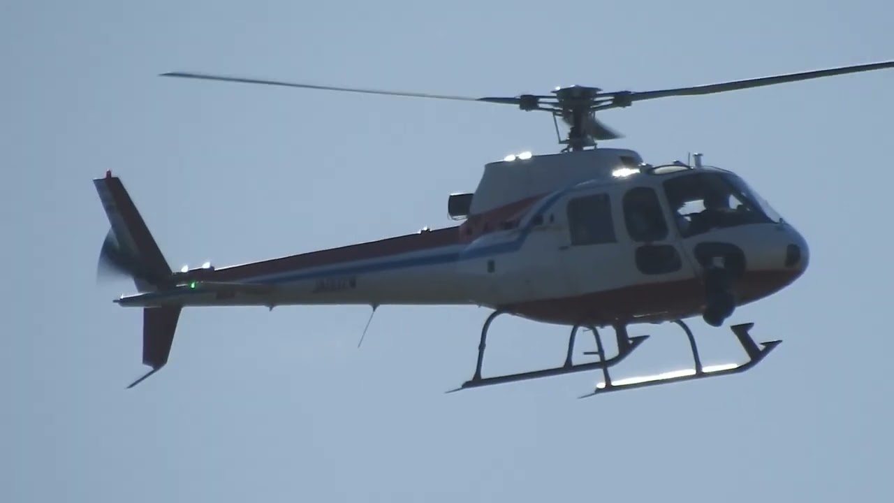 西日本空輸ヘリコプター（JA002W）飯塚市を超低空飛行 - YouTube