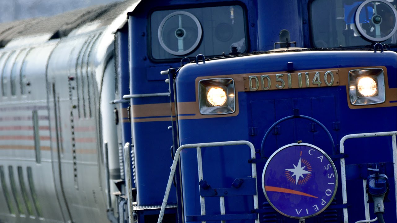 An ultra-telephoto zoom lens that captures the beauty of railways