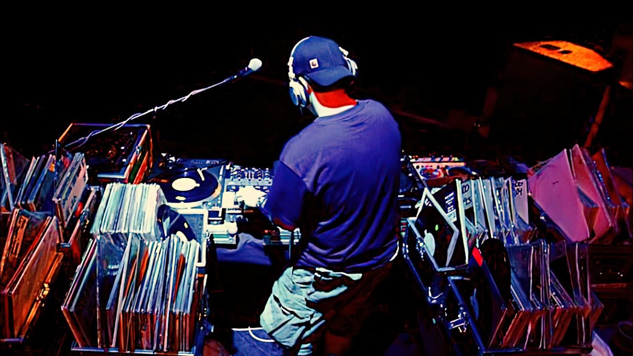 DJ Z-Trip - SCRATCH Tour 2003 (Live Art by Sheperd Fairey) 1080p