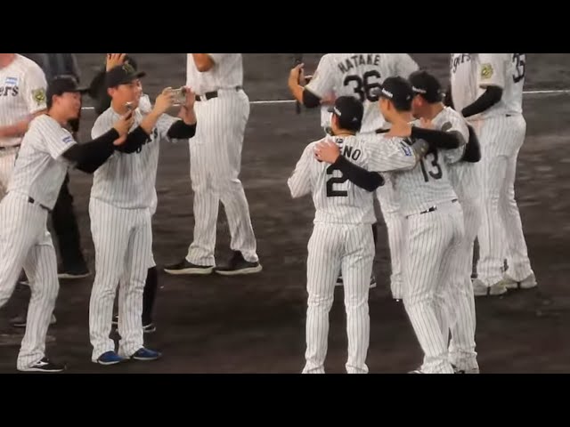 2013年ドラフト同期3人で写真撮影 岩貞、梅野、岩崎 2025.09.07 - YouTube