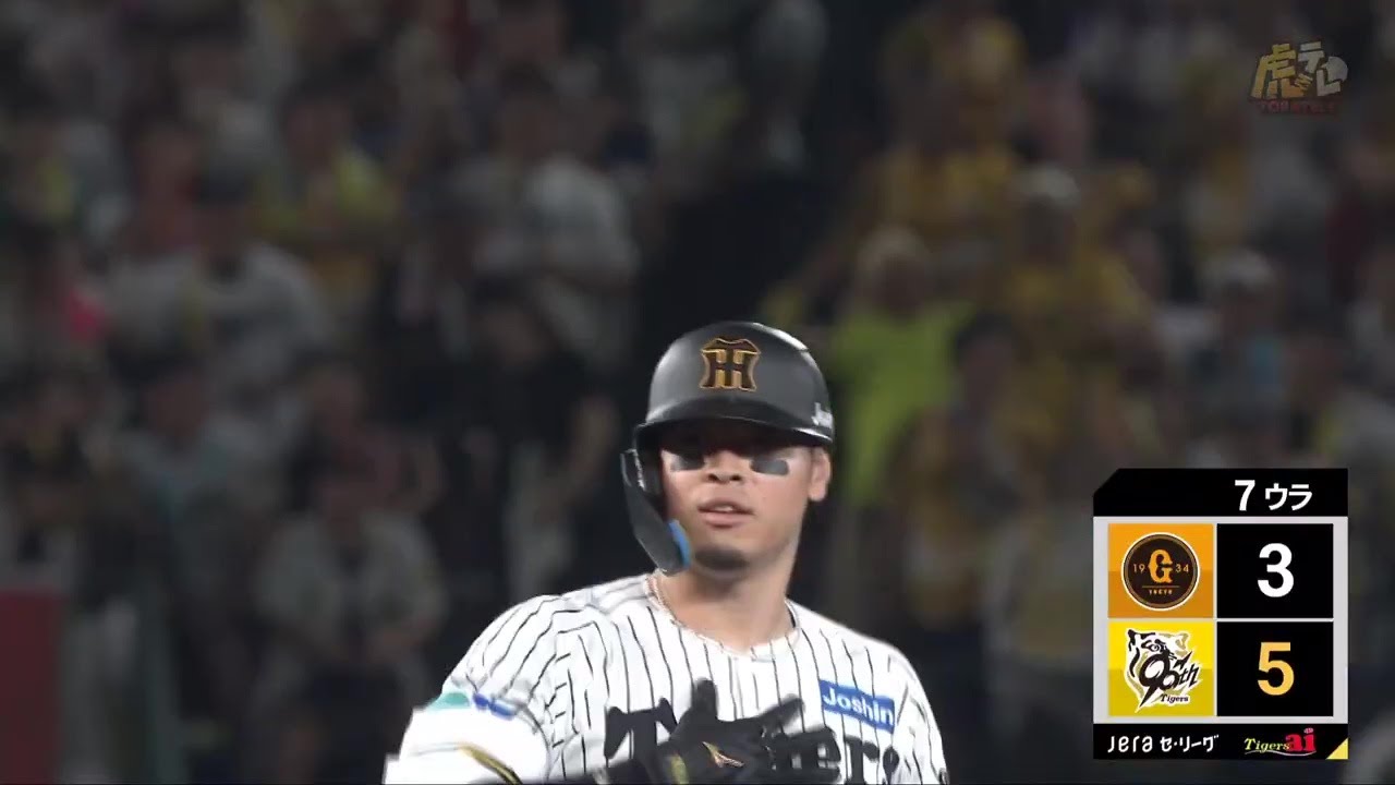 Surprising] In the bottom of the 7th inning, #TeruakiSato hits an