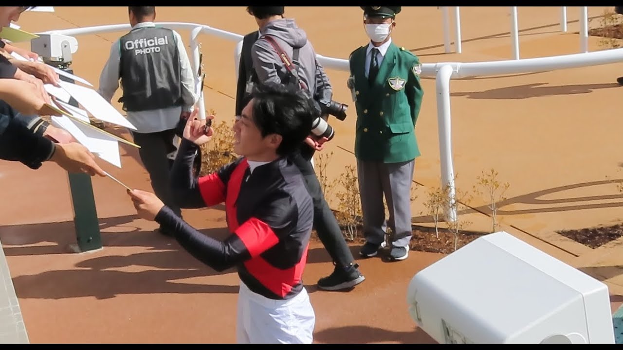 サイン中に指で弾いて痛がる川田騎手【京都競馬場】 - YouTube
