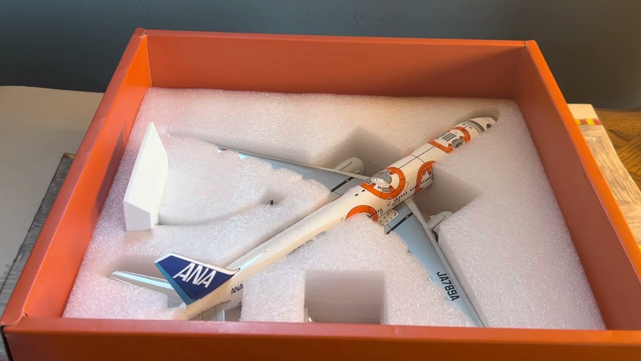 JC Wings ANA 1:200 Scale {StarWars BB8 } B777-300ER Unboxing