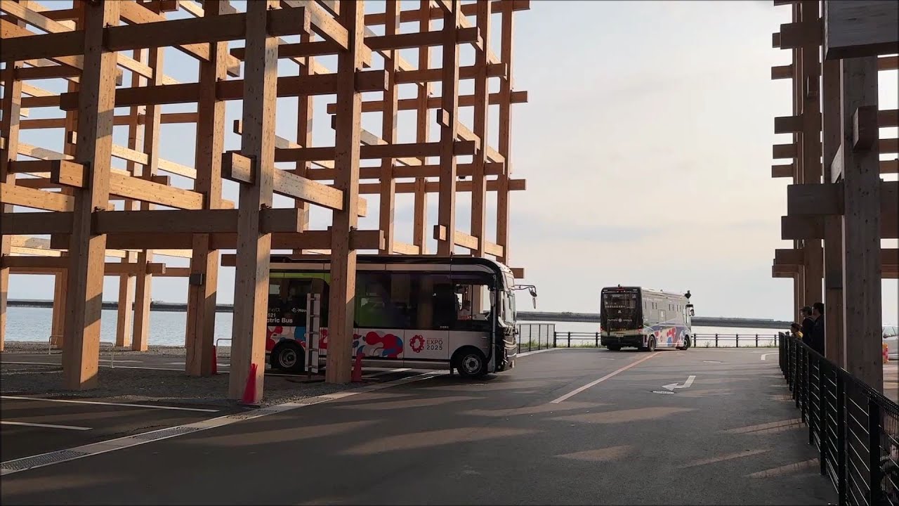 大阪・関西万博 大屋根リングの下を走る電気バス「e Mover」 A bus