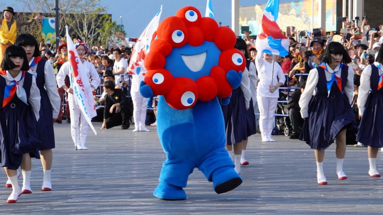 ミャクミャクがアバンギャルディと踊りまくる！ 万博閉幕日フラッグ