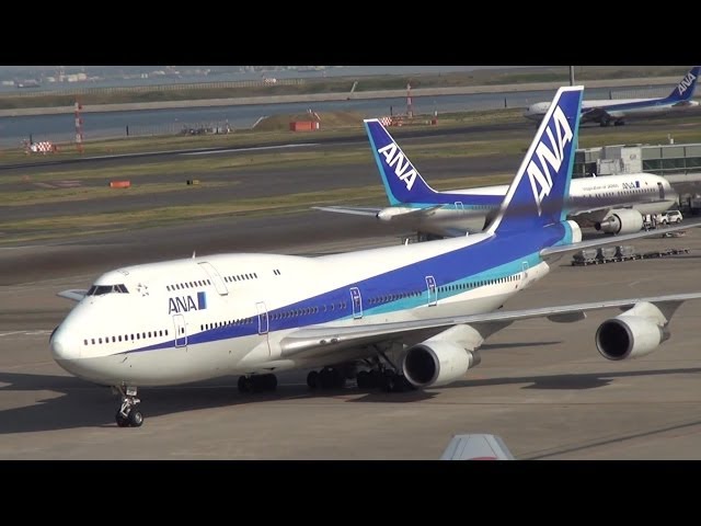 ラストフライトを終え羽田空港内を回覧走行するANAジャンボジェット