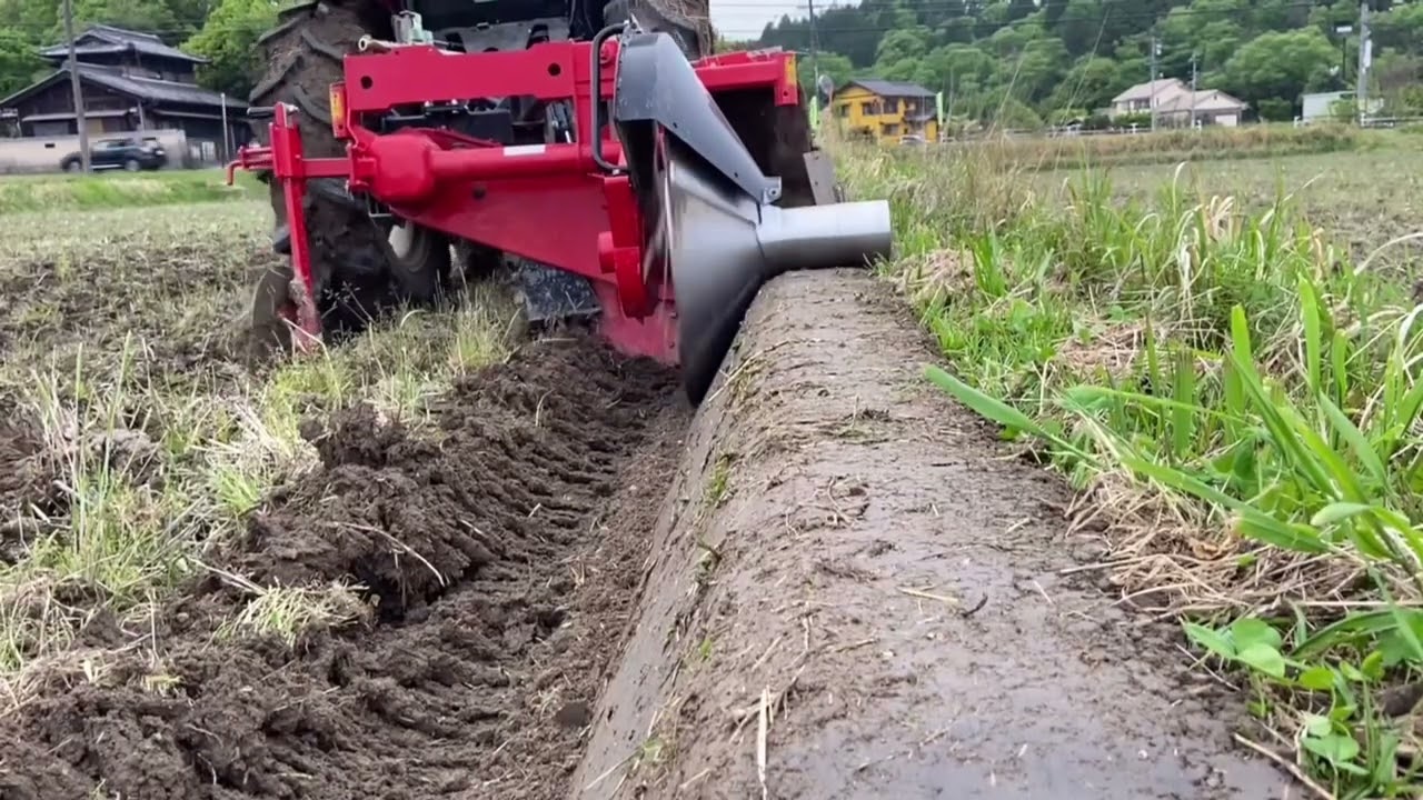 畦塗り！ ヤンマートラクターYT330A×ニプロ畦塗機CZF-300 - YouTube