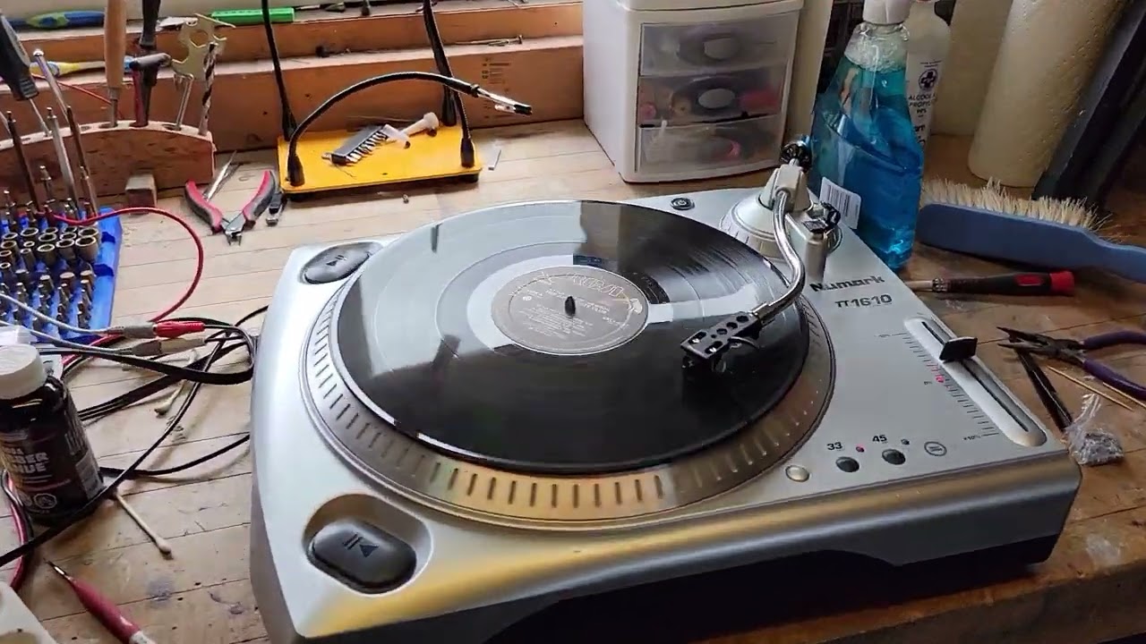 Numark TT1610 DJ Style Belt Drive Manual Turntable - YouTube