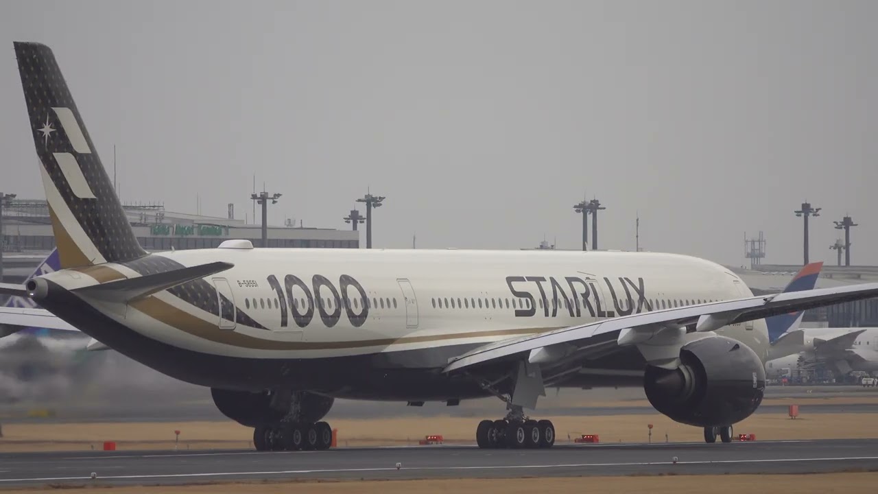 4K】成田空港 『スターラックス航空 A350-1000 Carbon Fibre 特別塗装