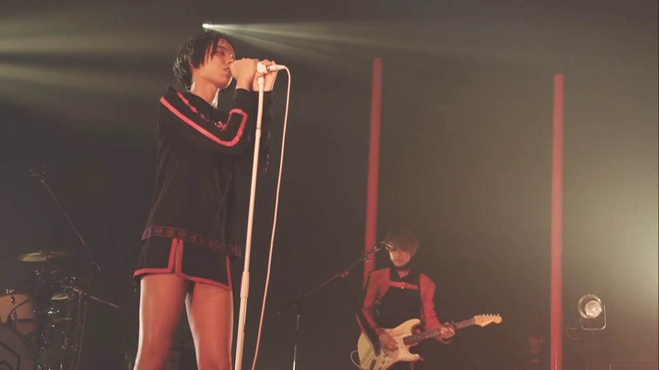 女王蜂 『緊急事態(オフィシャル・リリックビデオ)』 - YouTube