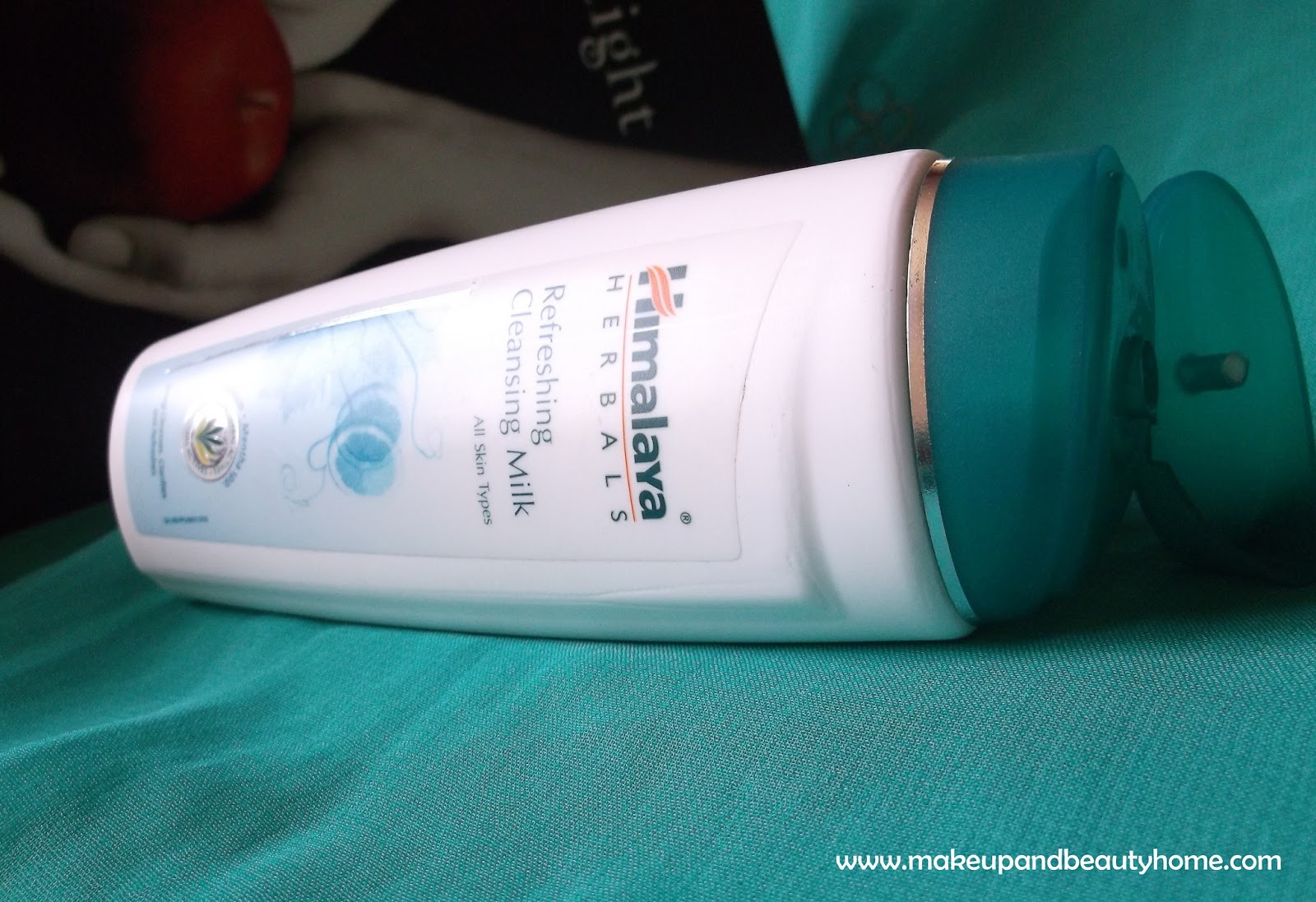 Himalaya Herbals Refreshing Cleansing Milk Review and Swatches