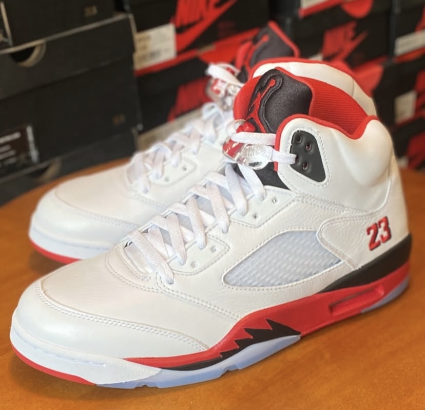 エア ジョーダン5 “ファイア レッド ブラック タン” 新たな画像公開