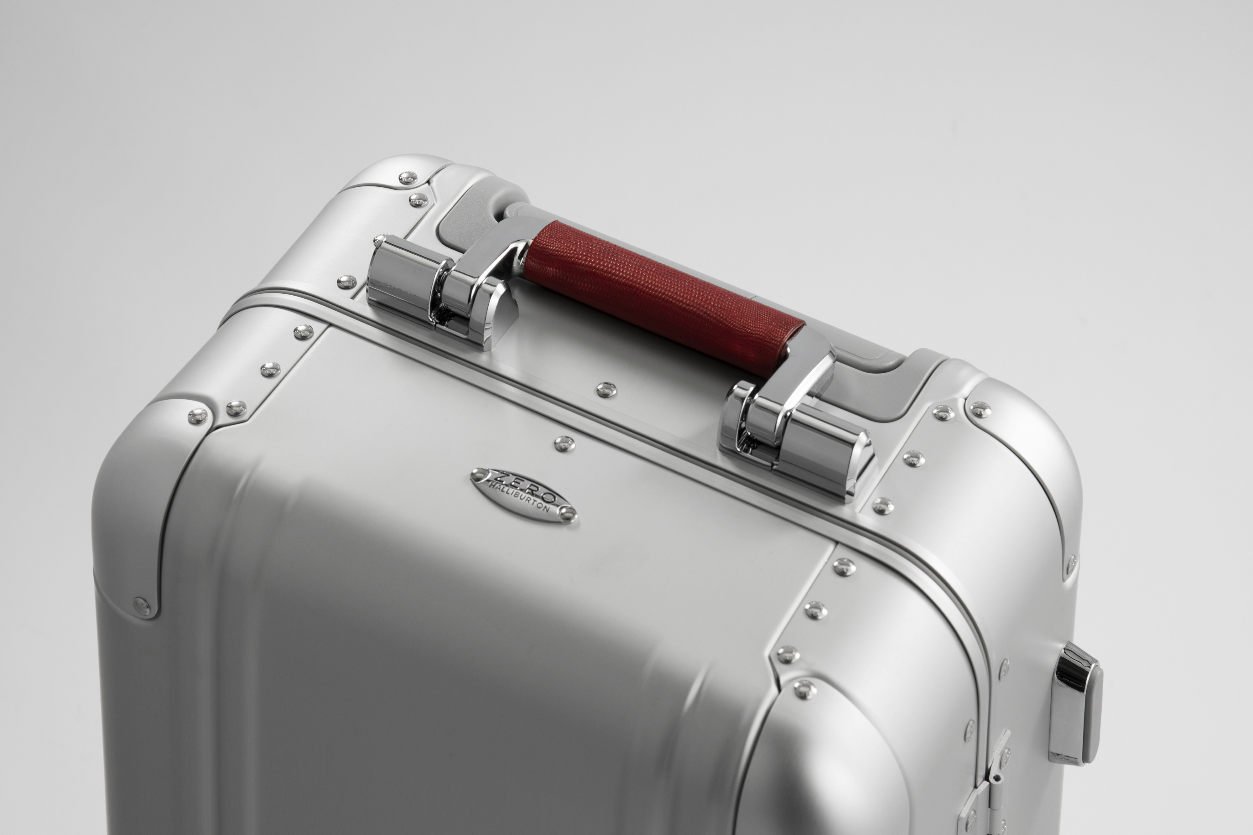 ゼロハリバートン】アルミ×レザー異素材が新鮮！革巻きハンドルの