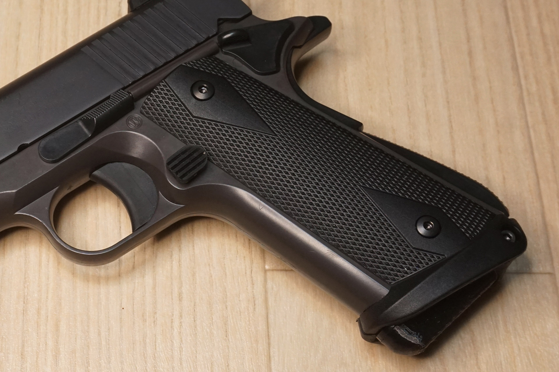 東京マルイ エアコキ M1911A1に実グリップを付けつつ、マガジン