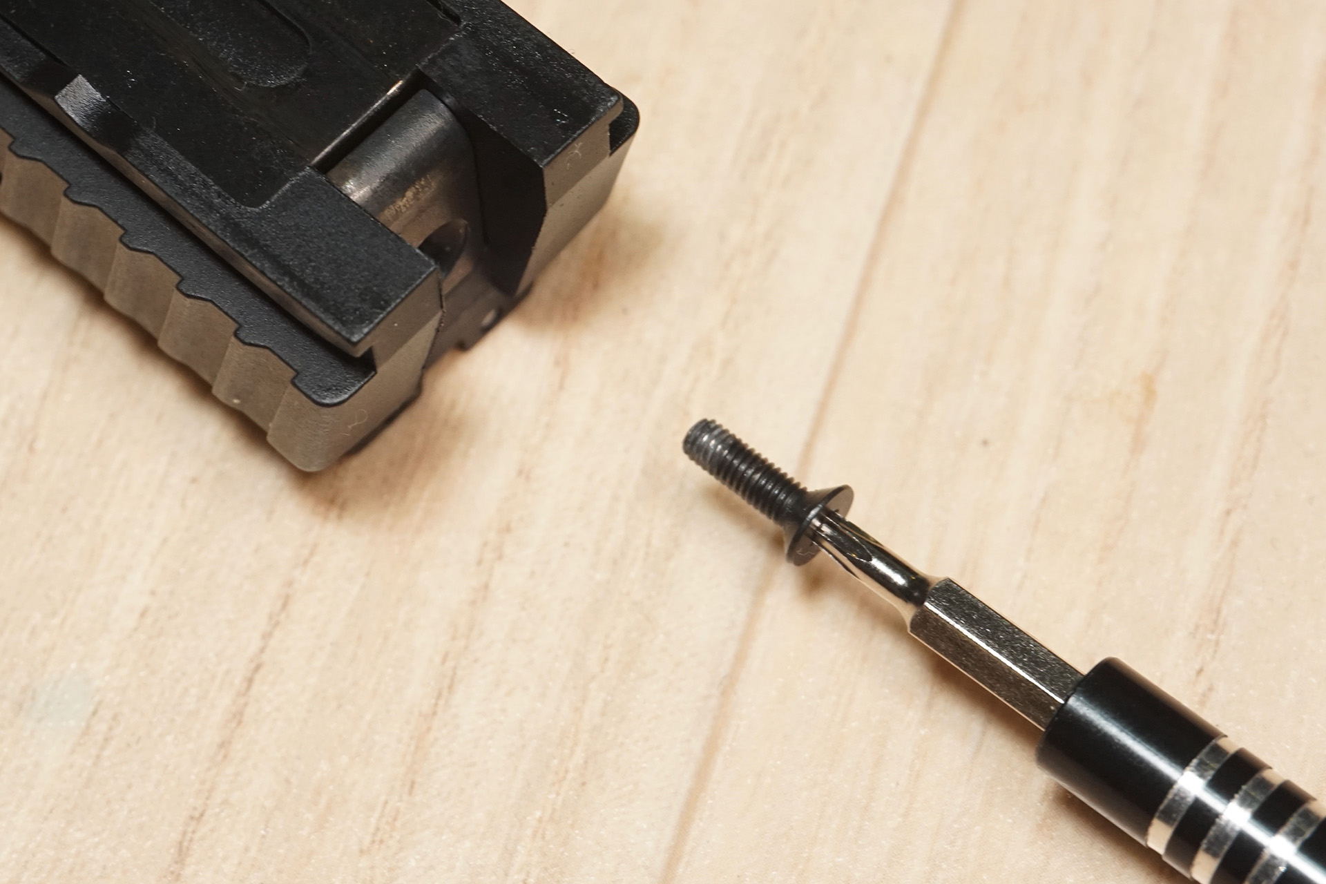 Carbon8 CZ P09 CO2ガスブローバックハンドガンを分解していきます