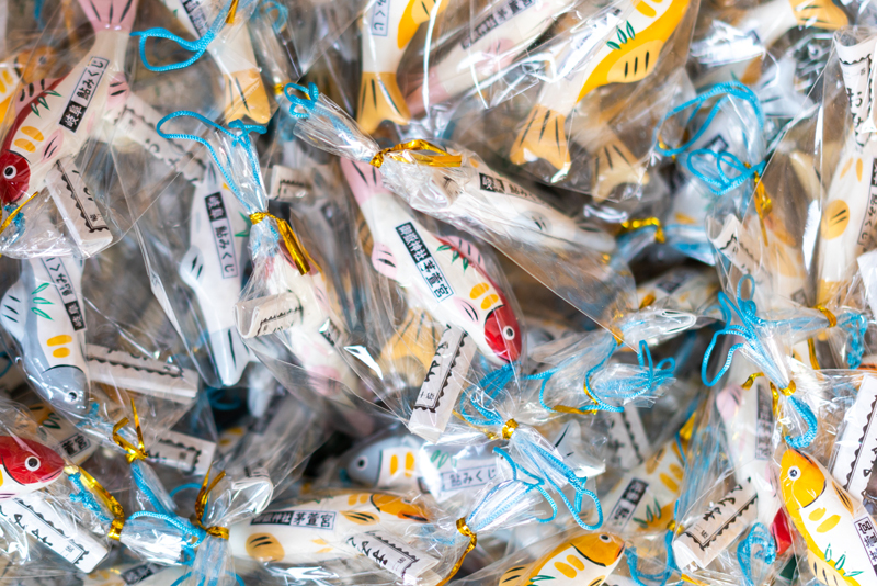 2026年の釣り初めは「神社」から。運勢を釣る”鮎みくじ”と、ルアー