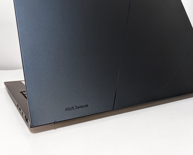 ASUS Zenbook 15 OLED (UM3504)のレビュー。有機ELの素晴らしさを再認識。