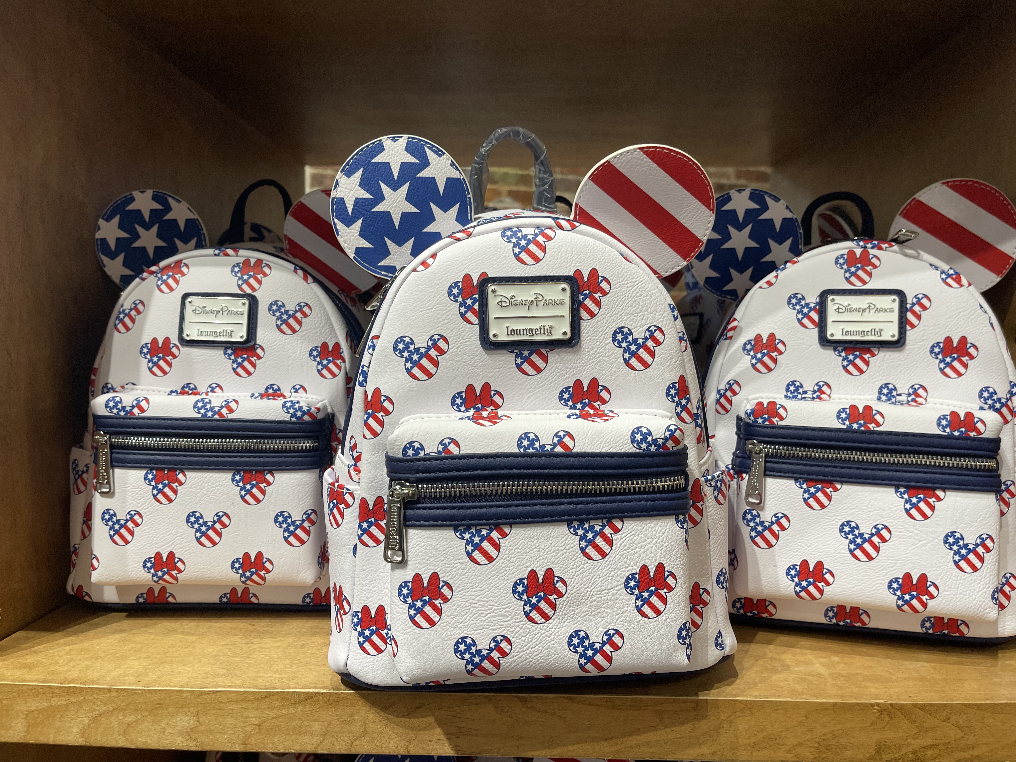 WDWグッズ】ラウンジフライ：ミッキーミニーアメリカンバックパック