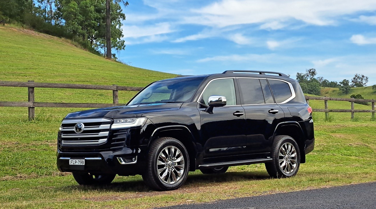 Toyota_LandCruiser_300_Sahara_