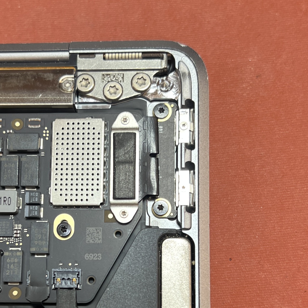 MacBook Air (M1, 2020) 充電できない USB-Cコネクタ交換修理