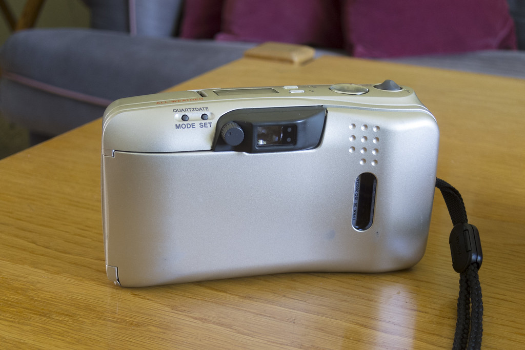 Olympus μ[mju:] Zoom 140 - Down the Road