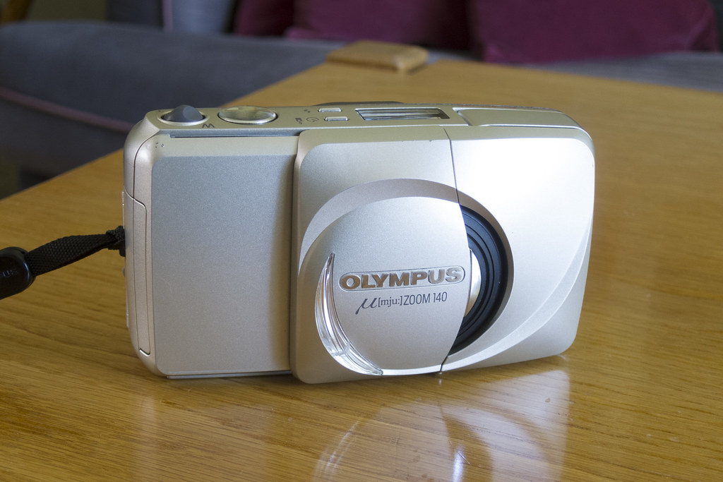 Olympus μ[mju:] Zoom 140 - Down the Road