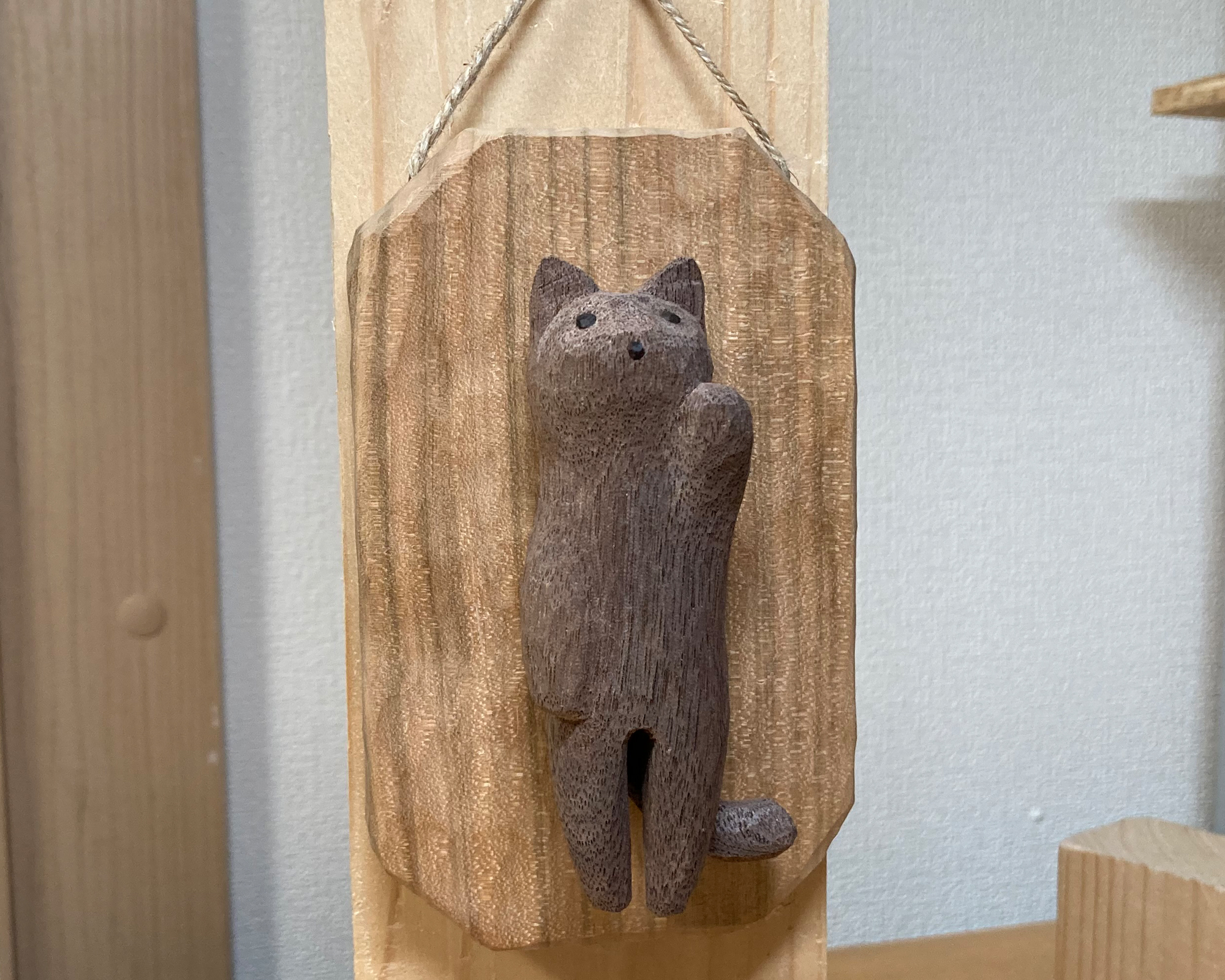 壁に掛ける招き猫（木彫りの木製招き猫を壁に掛けられるようにしてみ