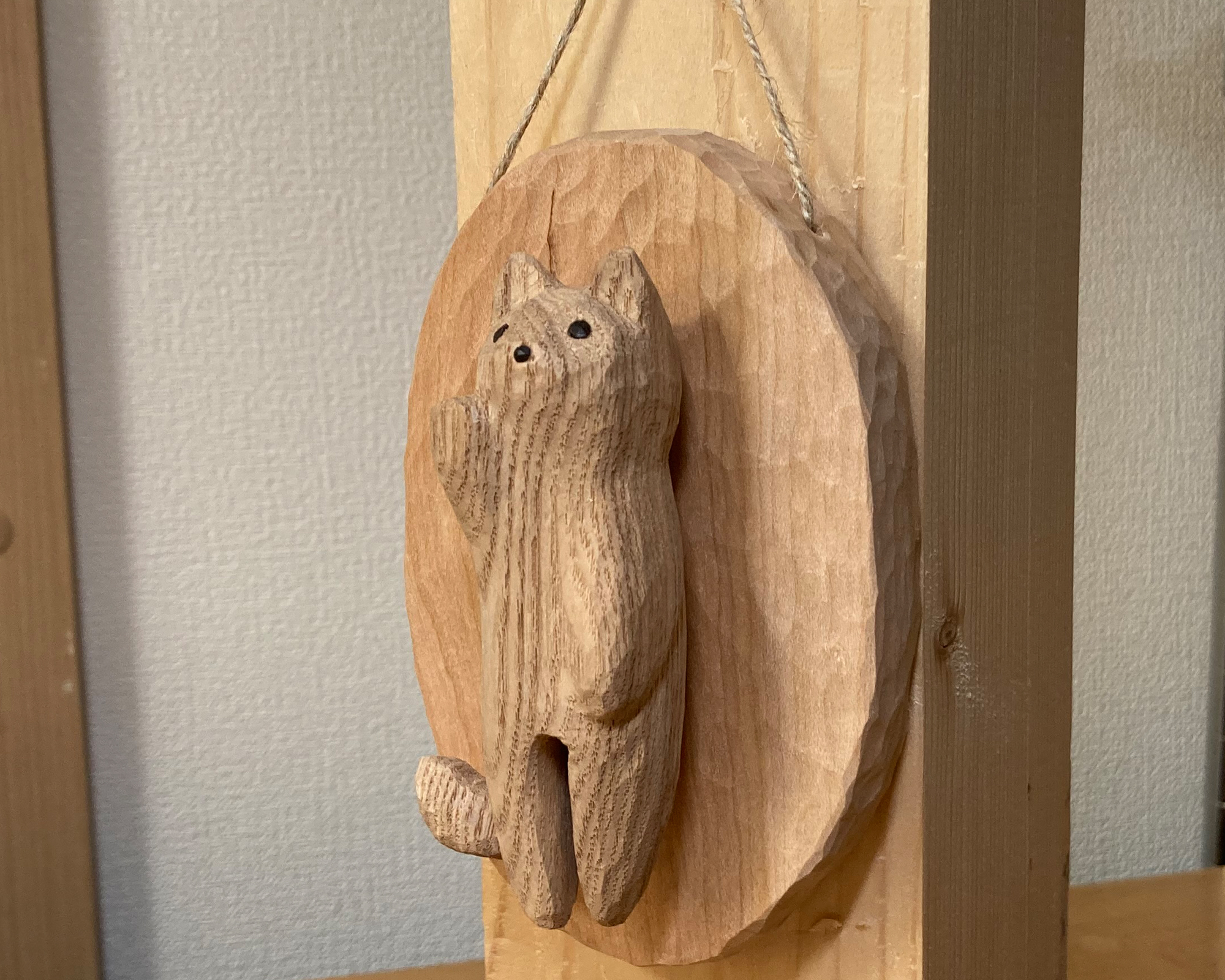 壁に掛ける招き猫（木彫りの木製招き猫を壁に掛けられるようにしてみ